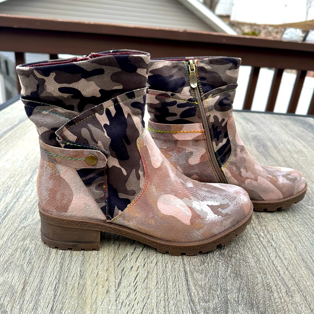 L’artiate by Spring Step Camouflage Leather Ankle Boots